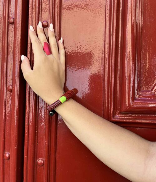 Aventurine, bijoux de créateur, bijoux originaux, bijoux fantaisie, bracelet capucine rouge et vert et bague Orphée portés, de Christina Brampti