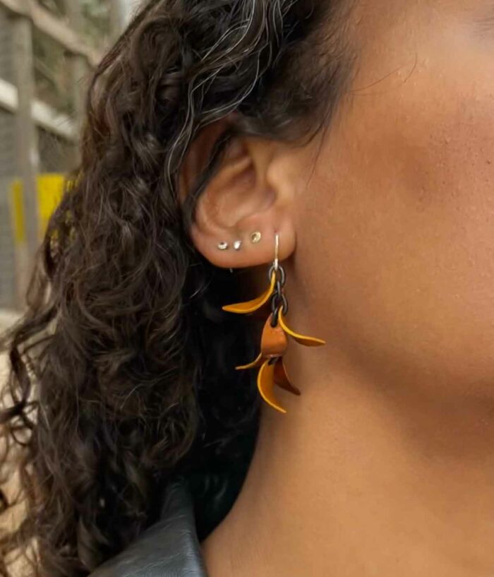 Aventurine, bijoux de créateurs, bijoux originaux, bijoux colorés, boucles d'oreilles Ofélia, cuivre et jaune safran portées de Oana Millet