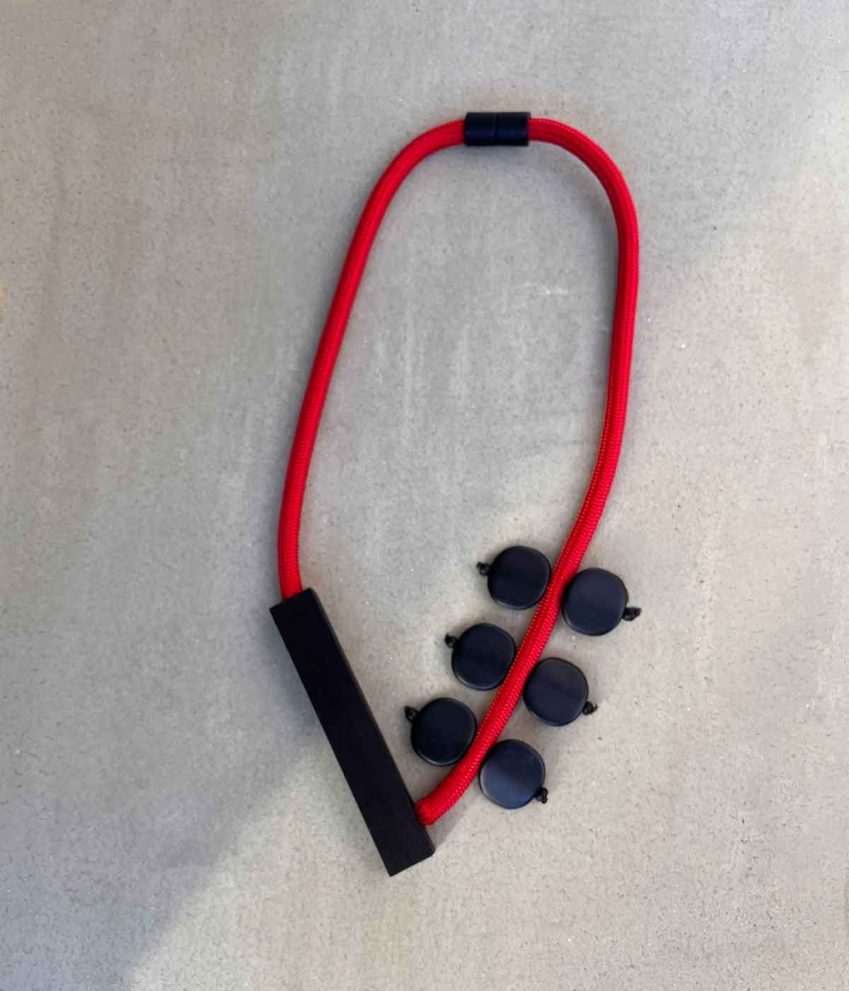 Aventurine, bijoux de créateur, bijoux originaux, bijoux colorés, collier Chiara rouge et noir de Christina Brampti