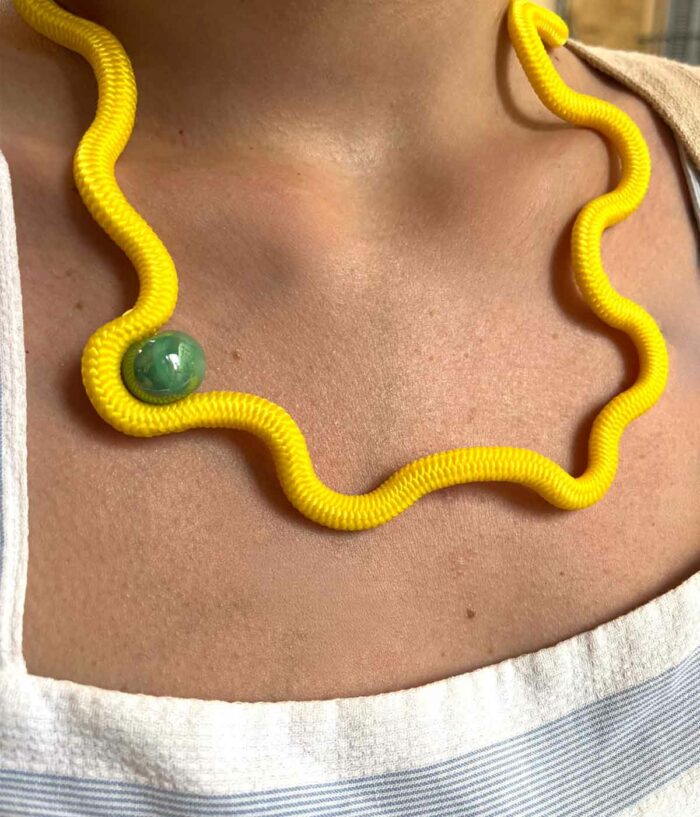 Aventurine, bijoux de créateur, bijoux originaux, bijoux colorés, collier Collant jaune porté de Christina Brampti