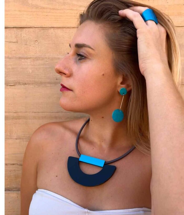 Aventurine, bijoux de créateur, bijoux originaux, bijoux colorés, collier Cyan bleu et noir de Christina Brampti